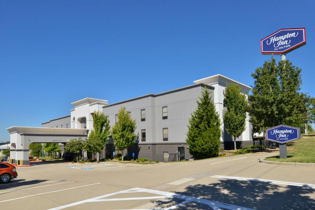 Hampton Inn Kansas City Northeast image