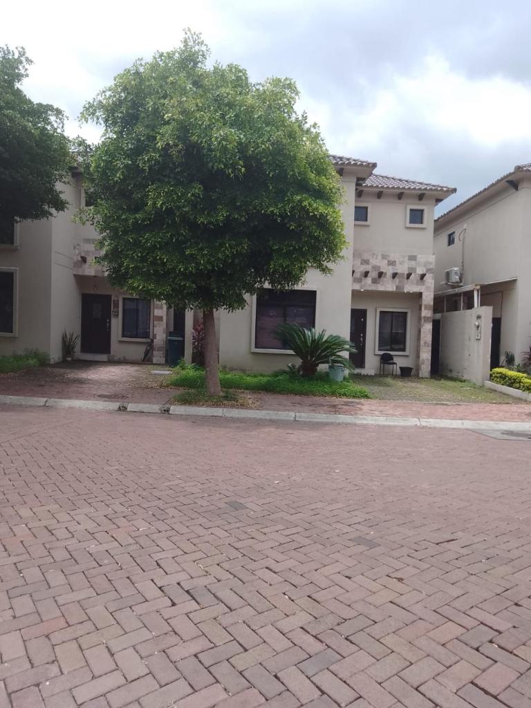 Family Home in Guayaquil photo 1