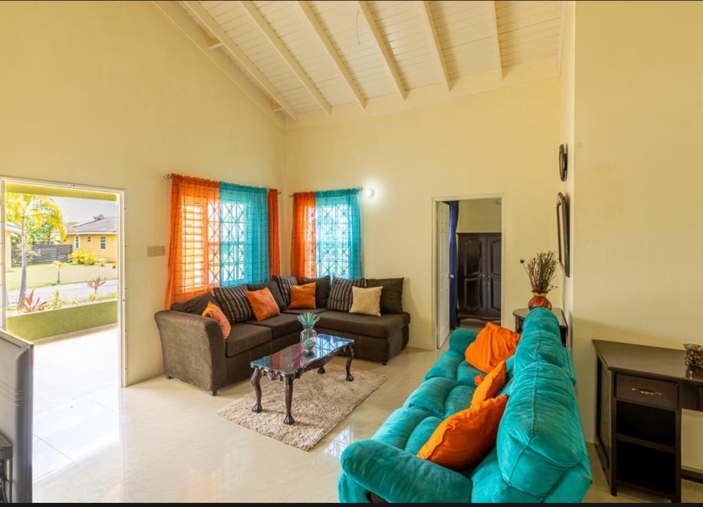 Draxhall Villa in Ochio Rios with King Bed and Ensuite near Dunns River Falls- 3 mins from Beach! photo 2