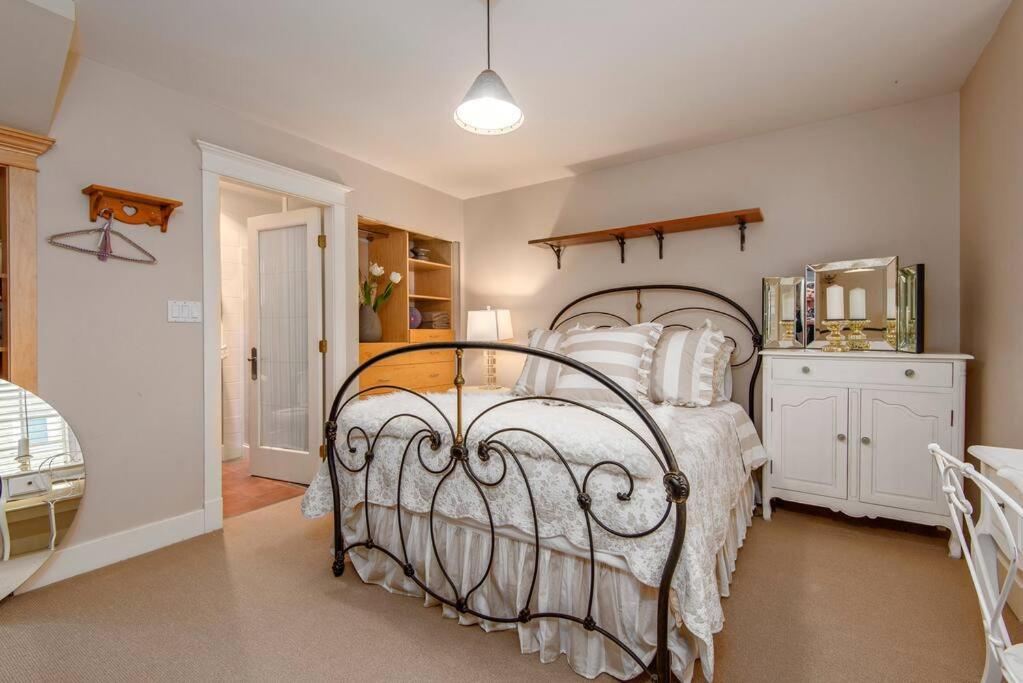 Arrive @ Deep Cove Waterfront Home photo 1