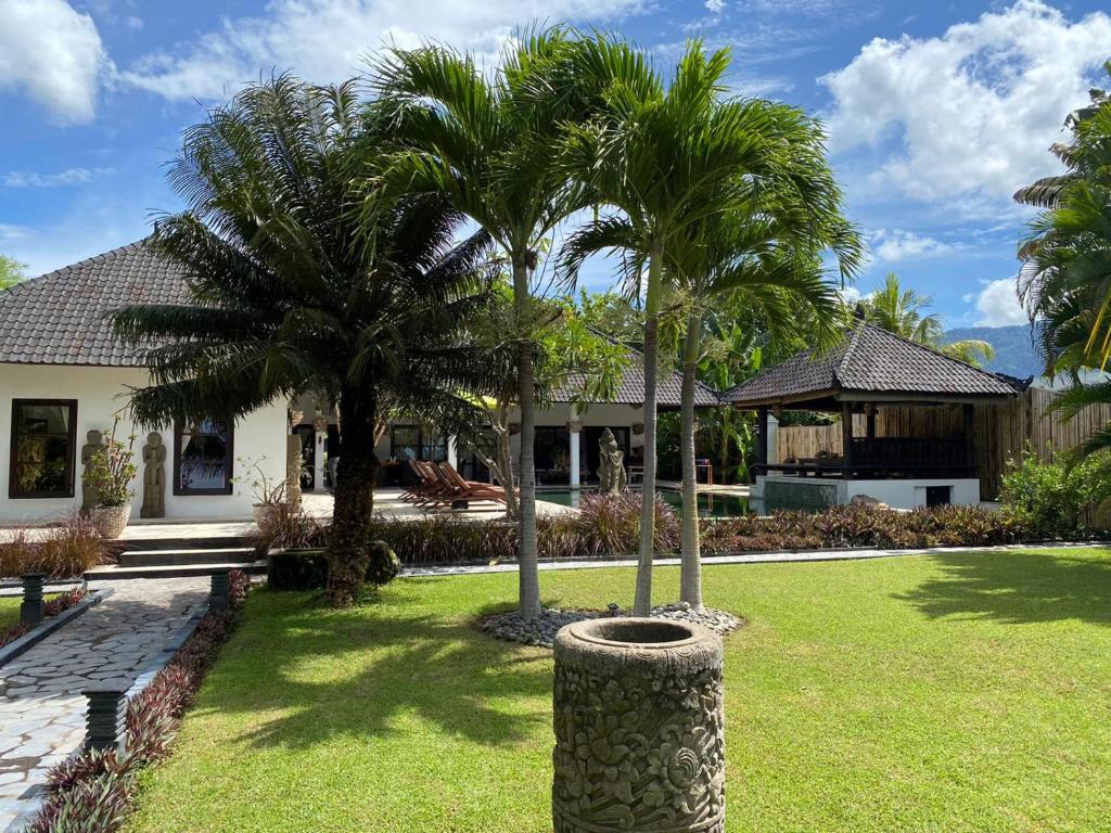 Beautiful Beach Villa Nujum with staff. photo 4