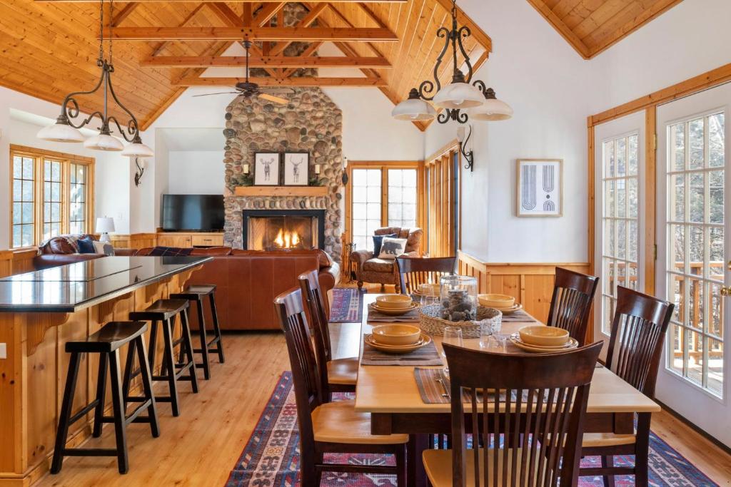 The Lodge, 'North Woods' style, boutique Galena Getaway! photo 1