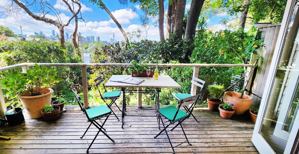 Charming Balmain Home with Sydney Skyline Views photo 2