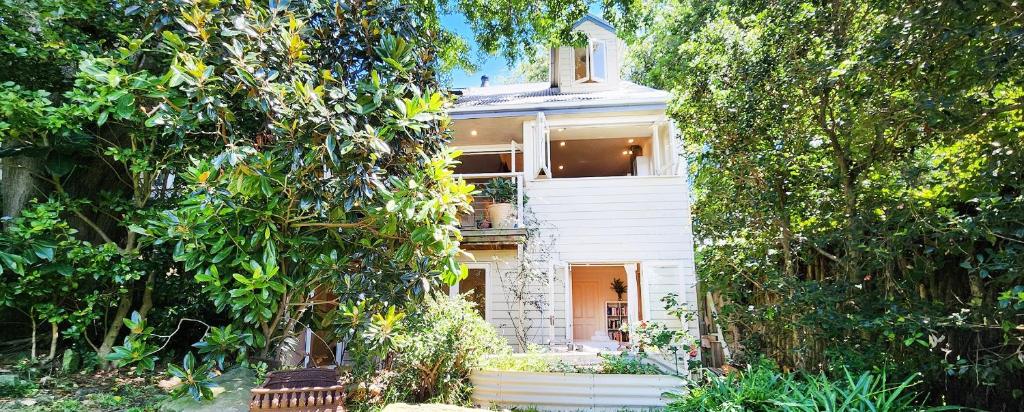 Charming Balmain Home with Sydney Skyline Views photo 1