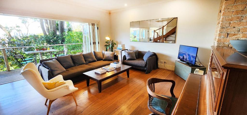 Charming Balmain Home with Sydney Skyline Views photo 3