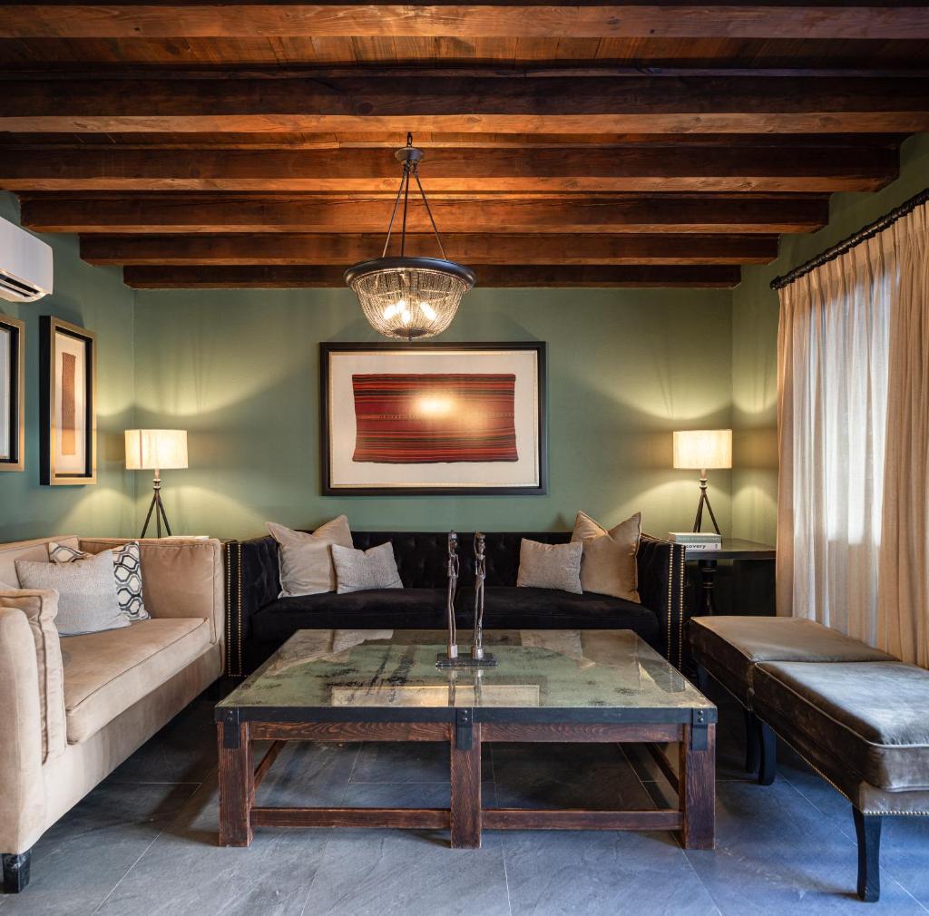 Private Jacuzzi & Pool, Elegant La Escondida 5BR photo 2