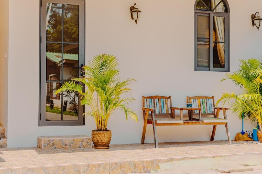 SeaSalt BeachFront Holiday Home, Private pool, 2 Bedroom house, Ko Phangan