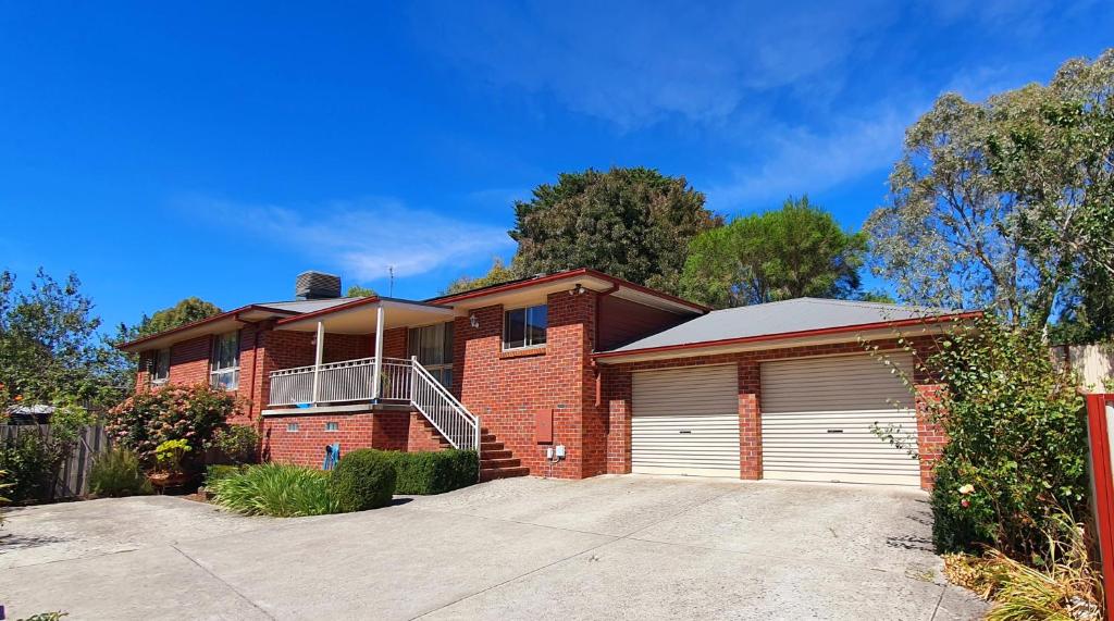 Ballarat Holiday Homes - Bells Lane - Large Home with Double Garage - Only Minutes from Ballarat CBD - Sleeps 1 to 10
