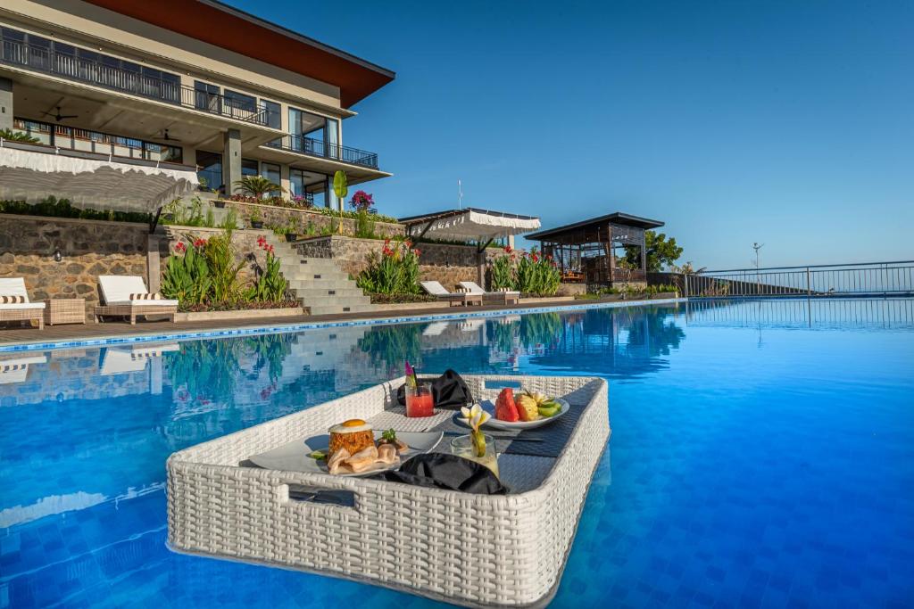 Ultra- luxurieus villa with breathtaking views and full staff services! photo 1