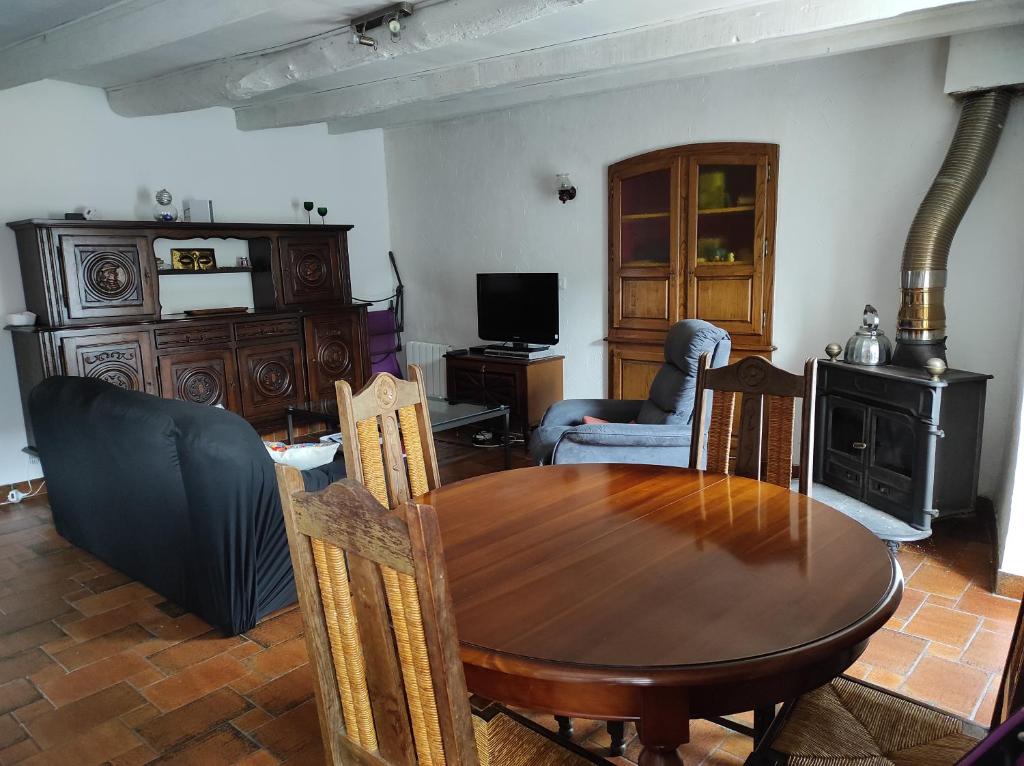 Maison en pierres au cœur d'un village Ardéchois photo 2