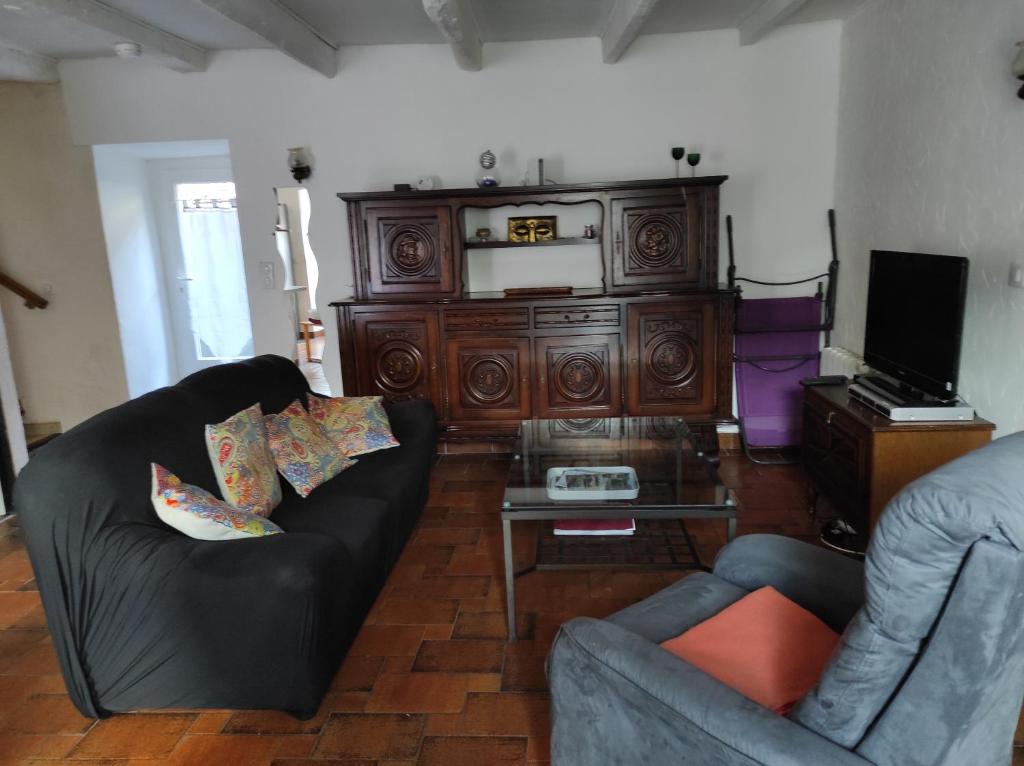 Maison en pierres au cœur d'un village Ardéchois photo 1