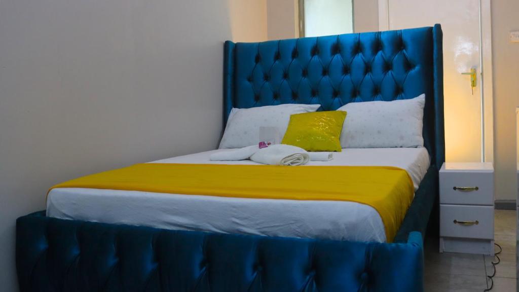 DefiniteHomes - Fully furnished studio with a rooftop restaurant near JKIA Airport, Downtown Nairobi photo 1