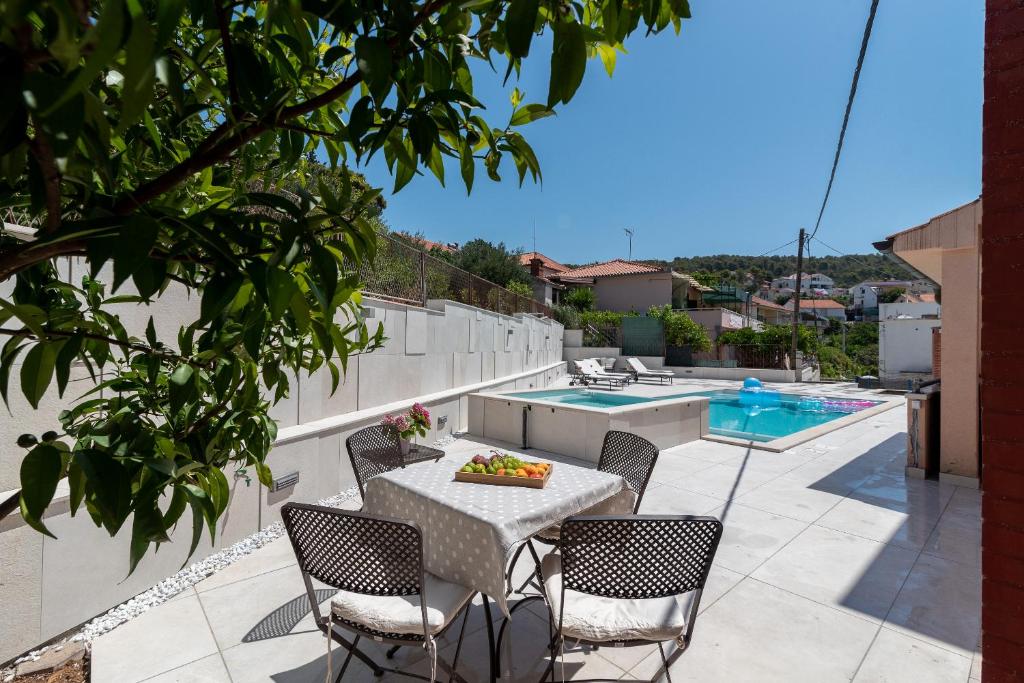 Apartment Villa Lavandula - Swimming pool view photo 1