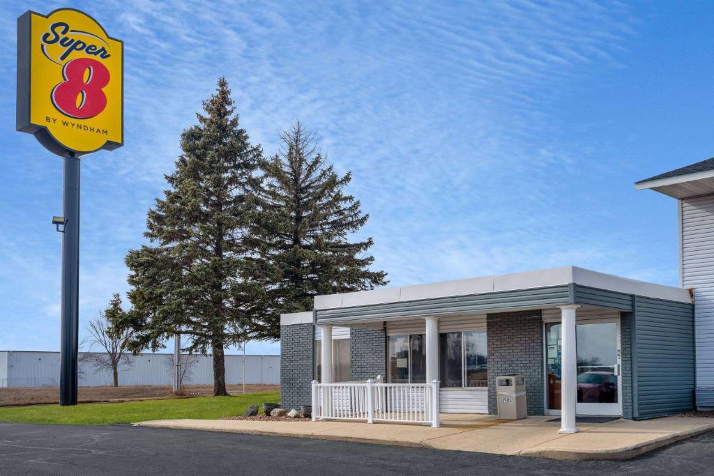 Super 8 by Wyndham Owatonna photo 2