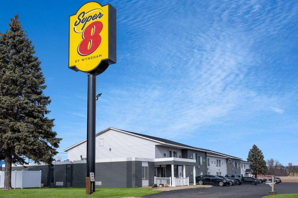 Super 8 by Wyndham Owatonna photo 3