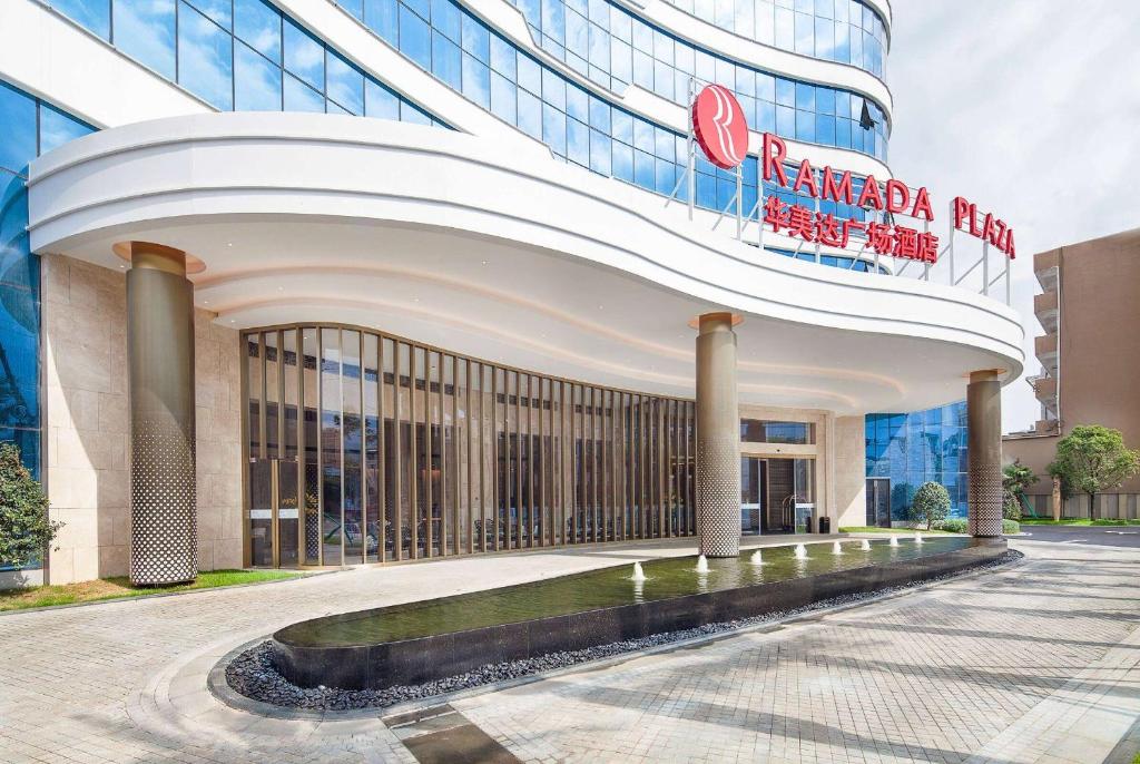 Ramada Plaza Fuxian Lake photo 2