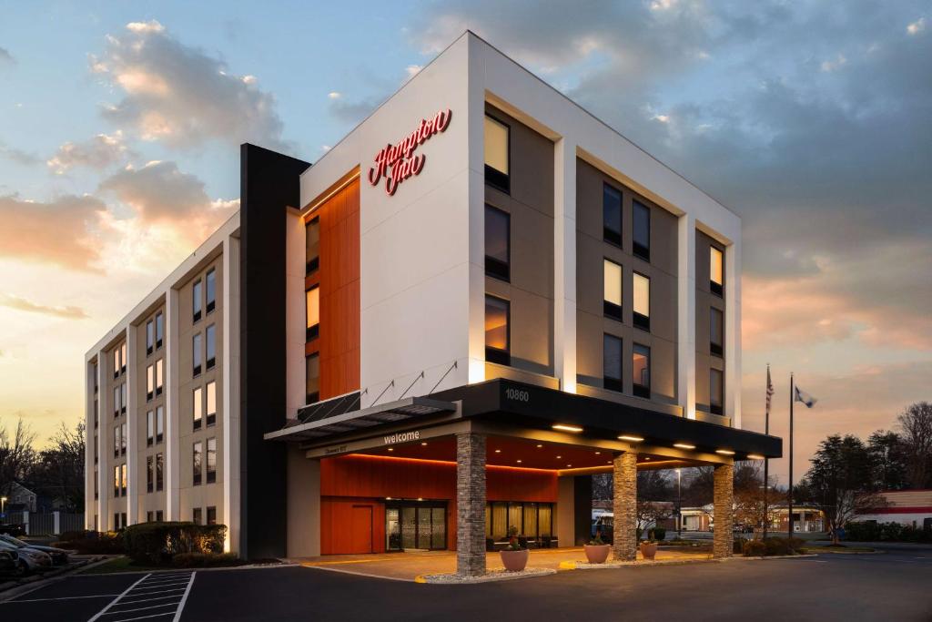 Hampton Inn Fairfax City image