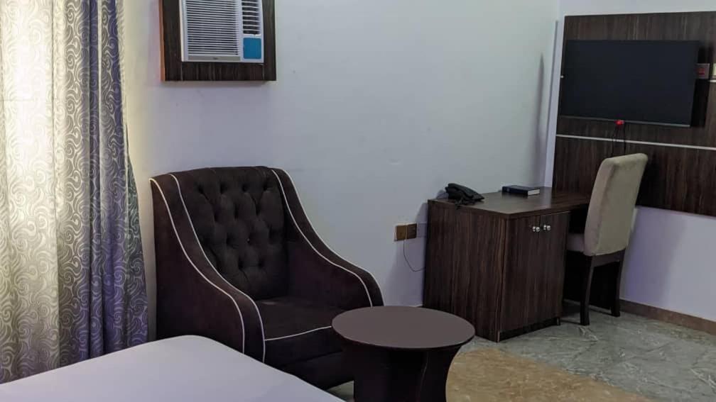 Kosam Global Hotel and Suites photo 1