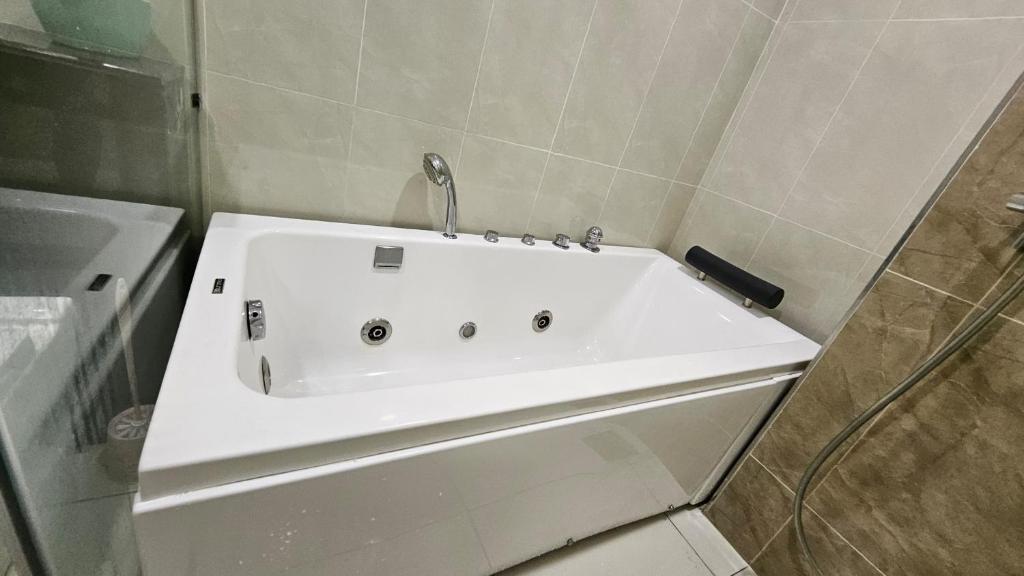 Paragon Suites with Private Jacuzzi photo 4