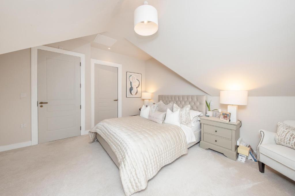 Luxury 2 Bed Apartment - 28 mins train to London