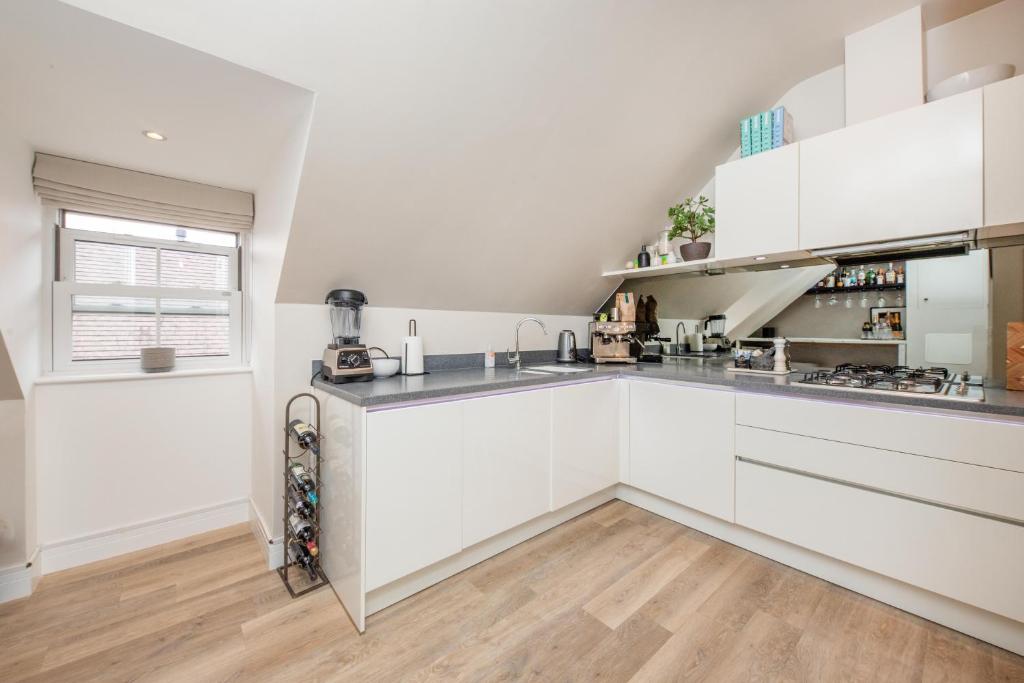 Luxury 2 Bed Apartment - 28 mins train to London photo 1