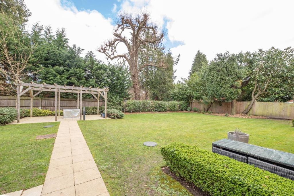 Luxury 2 Bed Apartment - 28 mins train to London photo 2