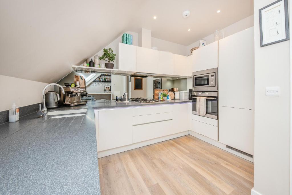 Luxury 2 Bed Apartment - 28 mins train to London photo 3