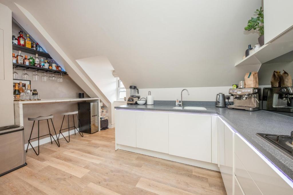 Luxury 2 Bed Apartment - 28 mins train to London photo 4