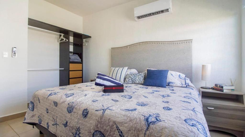 Family House with Exclusive Beach Club Access photo 2