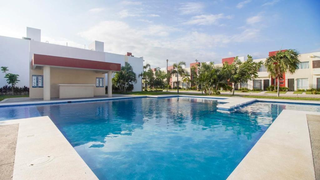 Family House with Exclusive Beach Club Access photo 4