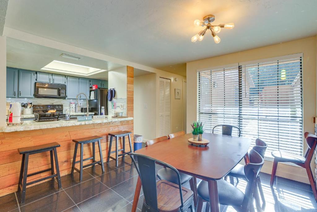 Gainesville Townhome in Ideal Location about 3 Mi to UF!