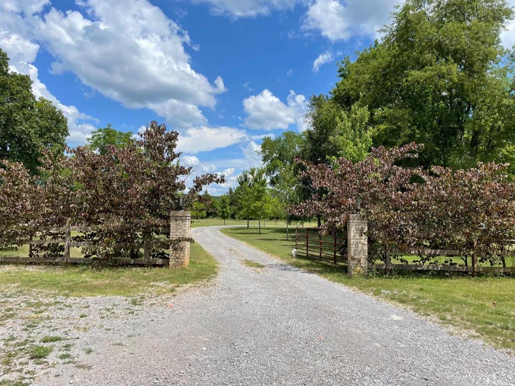 Barndominium Retreat 10 mins to DT Murfreesboro photo 4