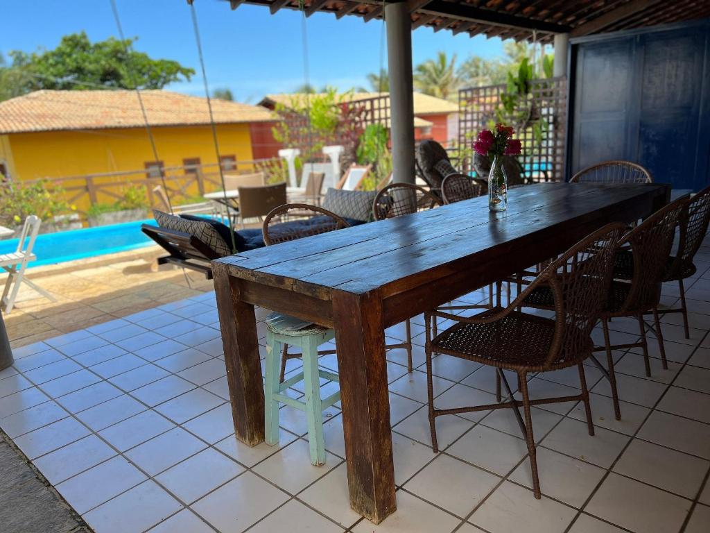 Casa ampla com piscina e churrasqueira com vista para o mar