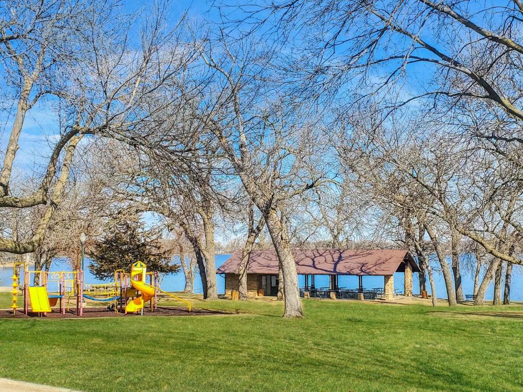 Cozy Family Cottage at the Lakes photo 2