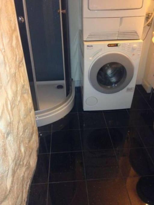 A Double Room - Not a complete apartment - Perfect Location for exploring the City by walking photo 2