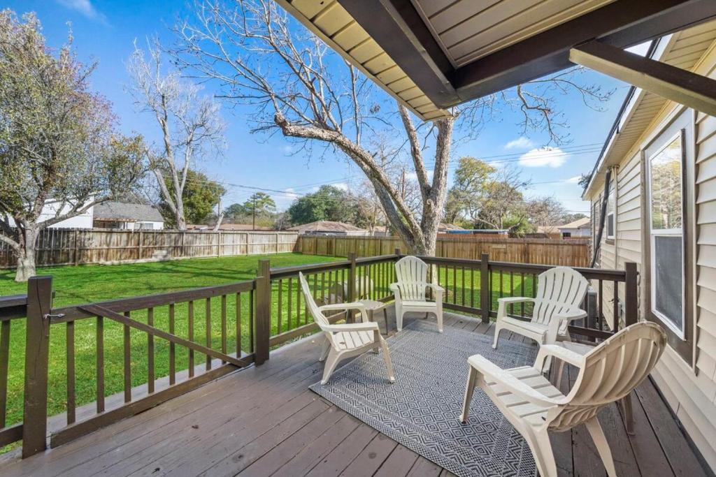3 bedroom 1 bath WiFi Large back yard with BBQ pit