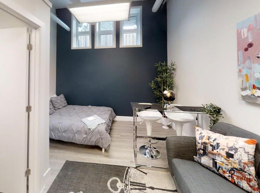 Bachelor apartment in downtown photo 2