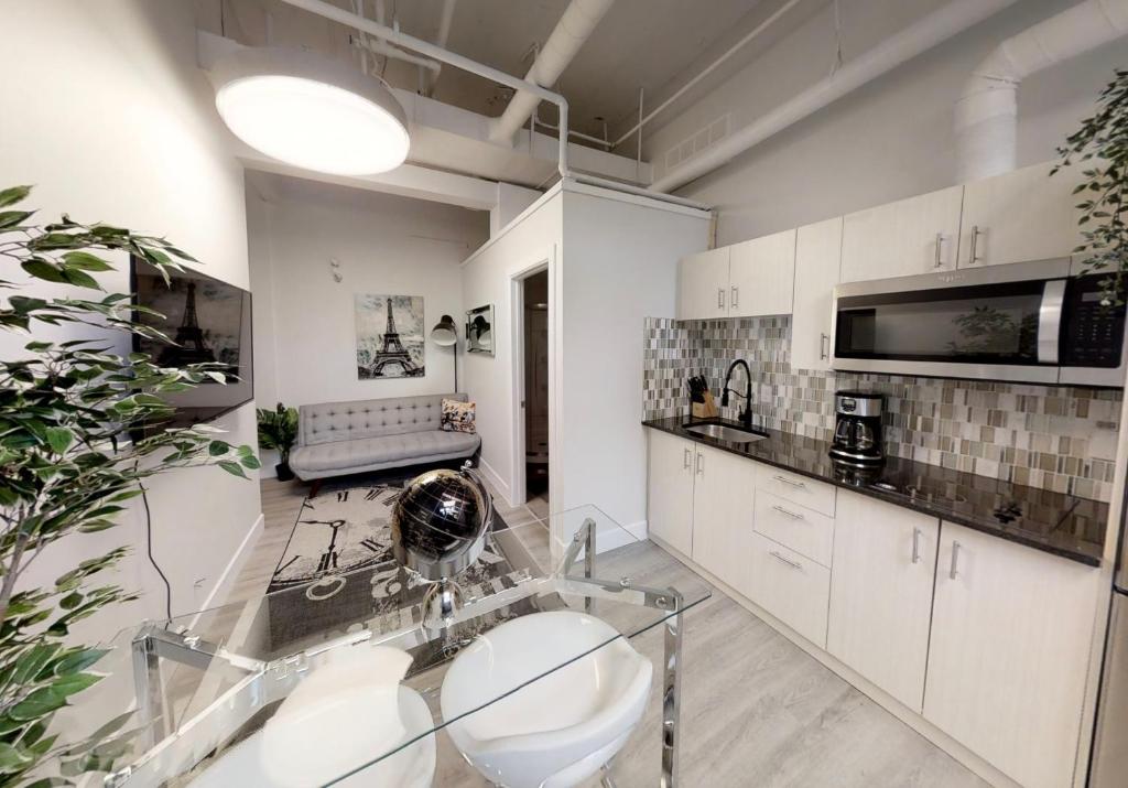 Private Bachelor in Sandy hill photo 1