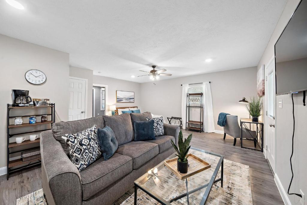 Baytown Private Studio Apartment covered patio Sleeps 4 by the bay skate park main street water park photo 1