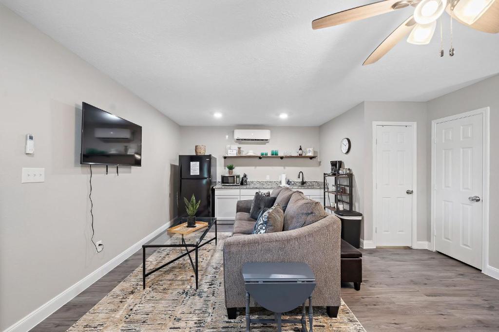 Baytown Private Studio Apartment covered patio Sleeps 4 by the bay skate park main street water park photo 2
