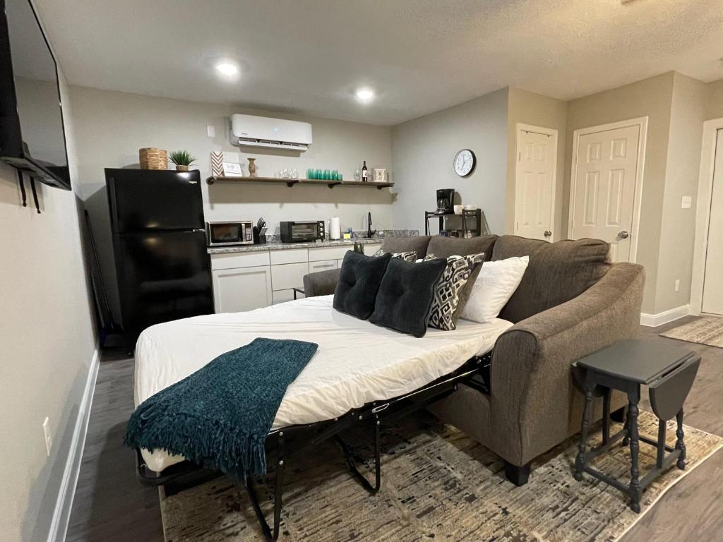 Baytown Private Studio Apartment covered patio Sleeps 4 by the bay skate park main street water park photo 4