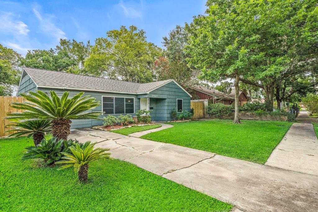 3 Bedroom Home The Neighborhood Spot desks in 2 rooms high speed Internet wifi Kick Back & Relax close to Houston Hobby Airport 5 star superhost