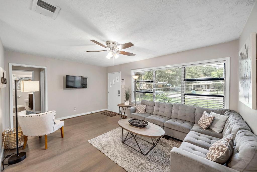 3 Bedroom Home The Neighborhood Spot desks in 2 rooms high speed Internet wifi Kick Back & Relax close to Houston Hobby Airport 5 star superhost photo 1