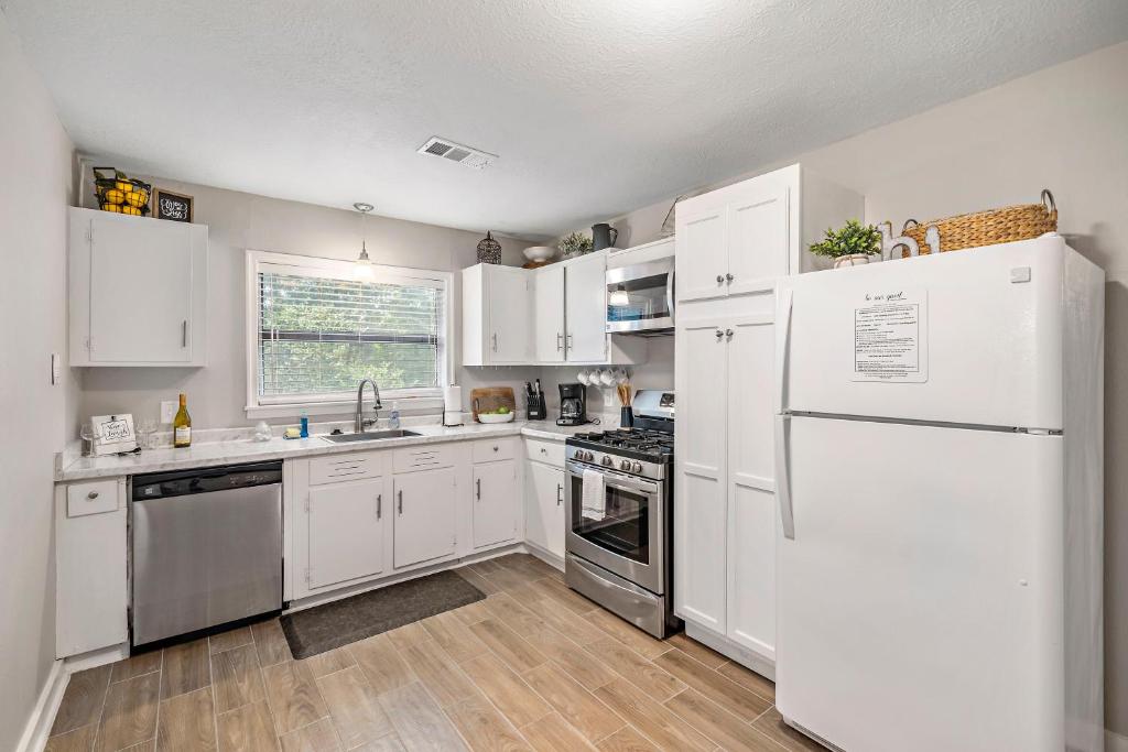 3 Bedroom Home The Neighborhood Spot desks in 2 rooms high speed Internet wifi Kick Back & Relax close to Houston Hobby Airport 5 star superhost photo 3