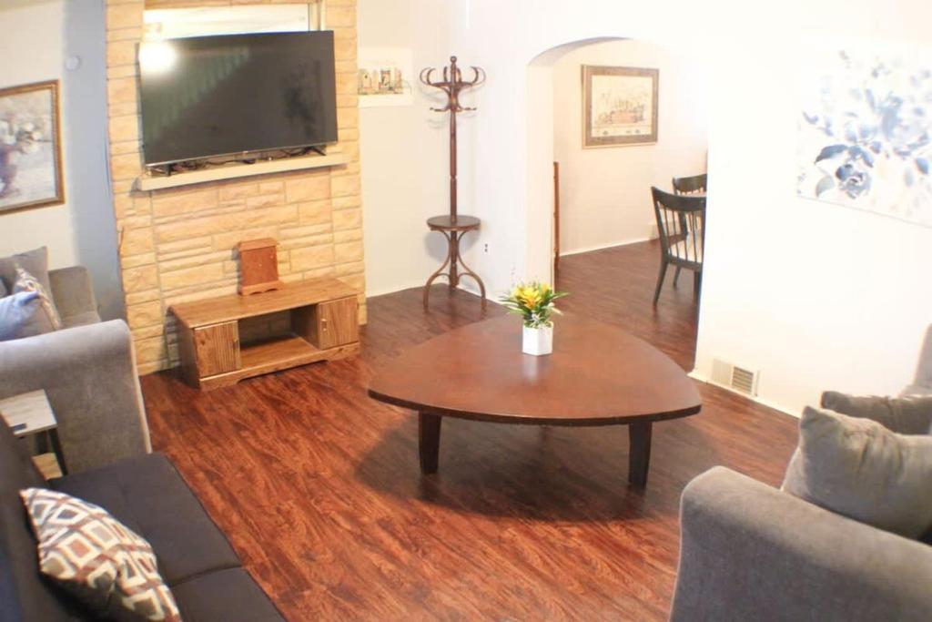 Massive 4 Bed House-Short Walk to Amazing View image