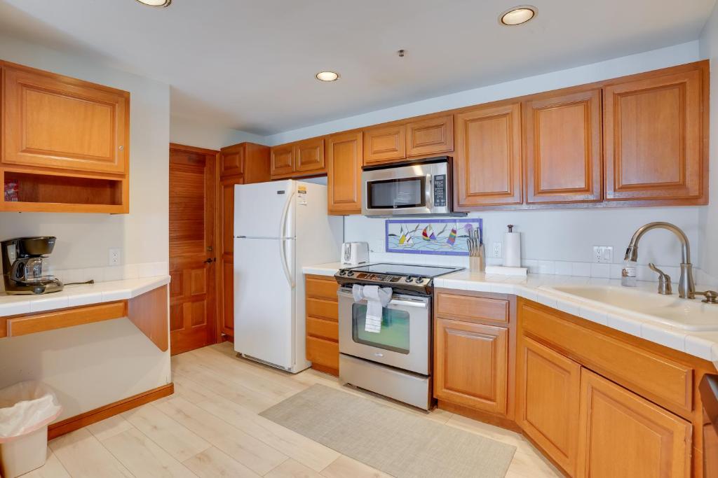 Bright Catalina Island Condo with Ocean Views! photo 3