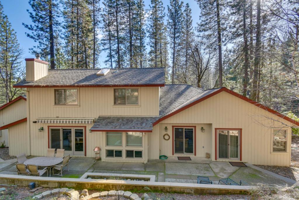 Peaceful Arnold Cabin with Private Hot Tub!