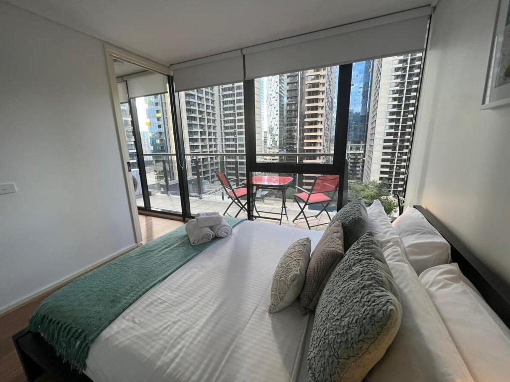 Melbourne CBD Apt With A C Balcony & Pool photo 1