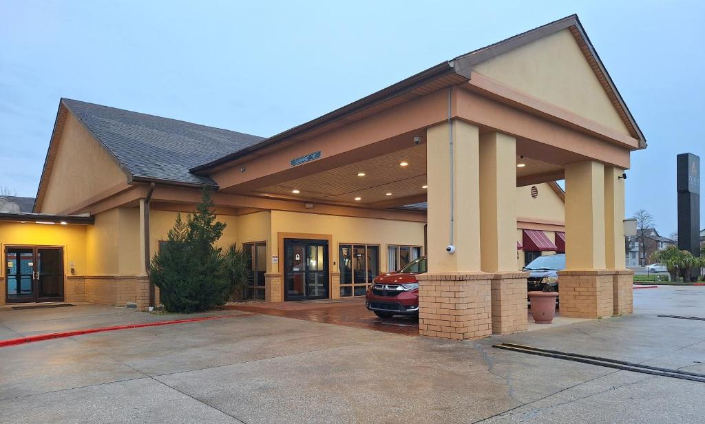 Trident Inn & Suites New Orleans - Tap to explore photos
