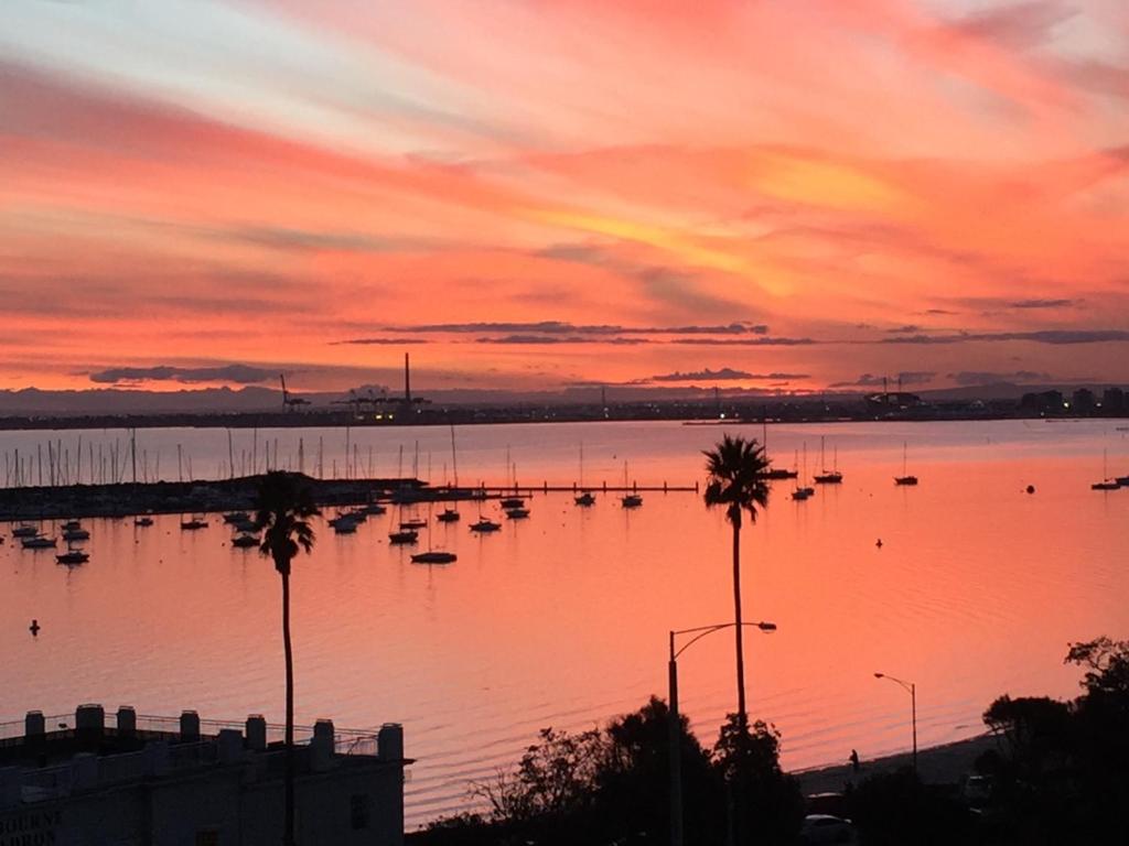 Beachfront Huge St Kilda Unit with Stunning Views photo 1